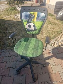 Stolička na kolieskach k písacieho stolu