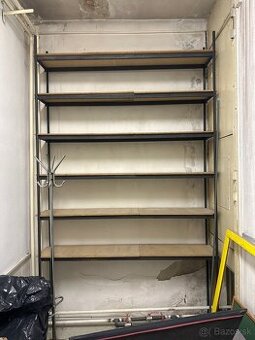 Pevný kovový regál