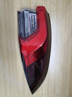 Toyota Corolla sedan 2023 prave zadne svetlo