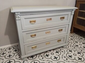 Stará tříšuplíková komoda po renovaci