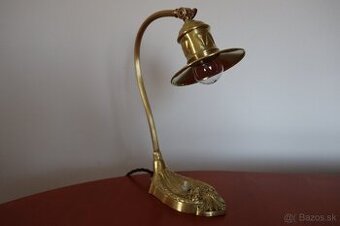 Starožitná mosadzná stolová lampa.