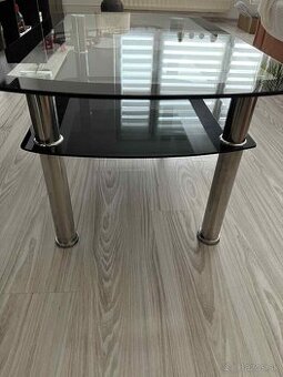 Sklenený konferenčný stolík