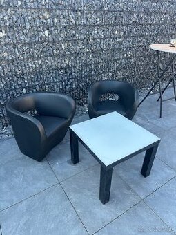 Koženkové kreslá a stôl