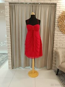 Jednoduché spoločenské šaty červené
