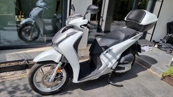 Honda SH125 r.v.2019 s kufrom a plachtou