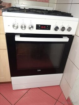 Plynovy sporak s elektrickou rurou