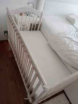 Detská postieľka s matracom, perinou a pradlom