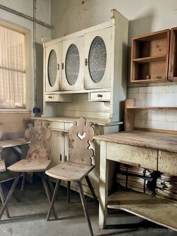 Stary kredenc v povodnom stave