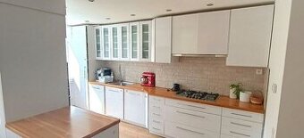 Na predaj elegantný a priestranný 3-izbový byt s dvomi balkó