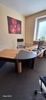 PREDAJ - masívny drevený kancelársky stôl