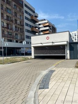 Dám do prenájmu miesto v podzemenj garáži na Muchovom nám.