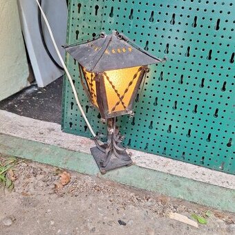 Kovaná stolová vintage lampa – funkčná