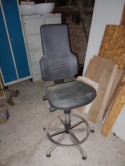 Pracovné výškovo nastaviteľné stoličky