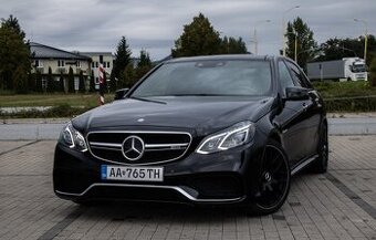 Mercedes Benz E400 sedan