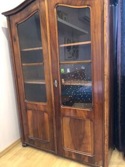 Starozitna vitrina