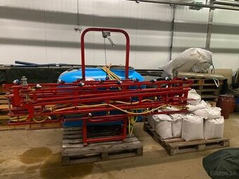 zánovný nesený postrekovač za traktor – málo používaný