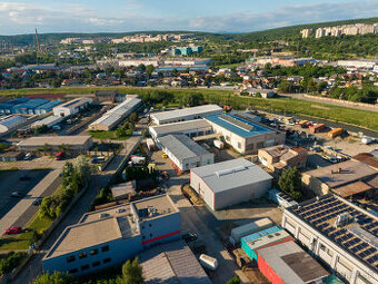 Administratívna budova a hala v priemyslenej časti | Rampová