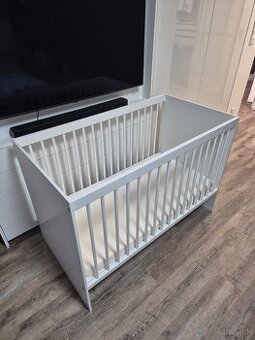 Drevená detská postieľka