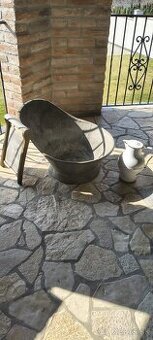 Starožitná kovová vaňa + valcha + keramický džbán – rustikál