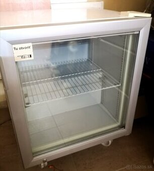 Mraznička so sklenenými dvierkami
