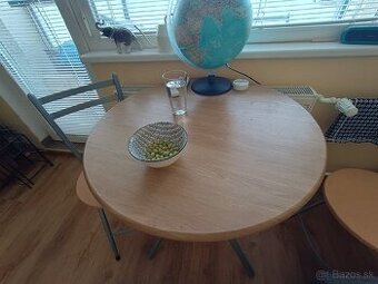 Kruhový stôl+ 4 skladacie stoličky