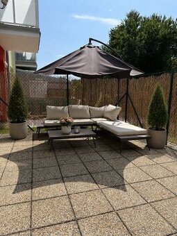 Bývanie ako v dome – 2-izbový byt s 32 m² terasou a záhradou