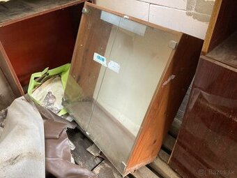 Sklenená vitrína so svetlom