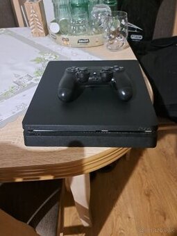 Predám PlayStation 4 slim