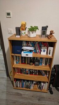 Pevná a stabilná knižnica 74x35x114 aj pre uloženie ťažších