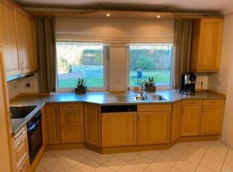 Prostorná kuchyně z masivu se spotřebiči,5933