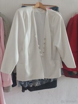 Biely sukňový kostým.