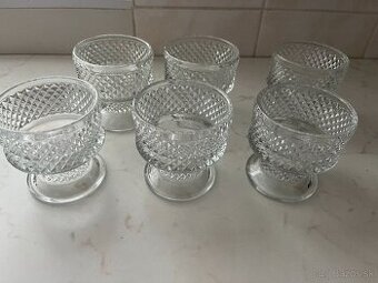 Poháre na zmrzlinu a puding