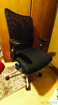 Kancelárska stolička otočná na kolieskach