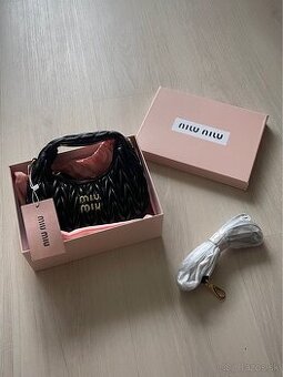 Čierna miu miu kabelka wander