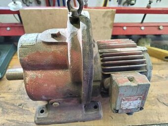 Elektromotor s prevodovkou