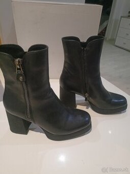 Čierne čižmy na opätku