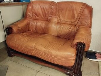 Kožené gauče – tmavooranžový odtieň, drevený základ