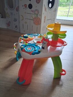 Hračky pre batoľa: Fisher-Price stolík dráha a Smoby kôš