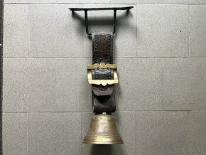 Starý krásny veľký bronzový zvon s prackou a konzolou