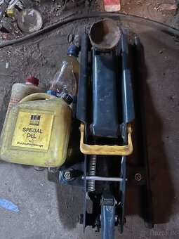 2 t zvihak pod auto s hydraulickym olejom