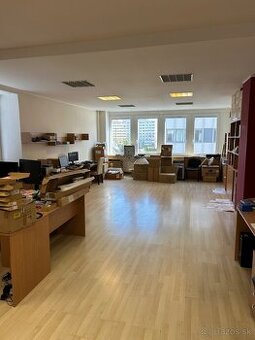 Klimatizované kancelárie v širšom centre s parkovaním