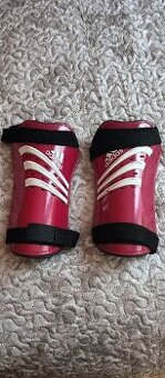 Fotbalové chrániče adidas