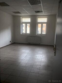 Ponúkam priestor na prenájom v centre mesta TN.