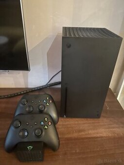 Xbox Series X + 2 ovládače + nabíjacia stanica