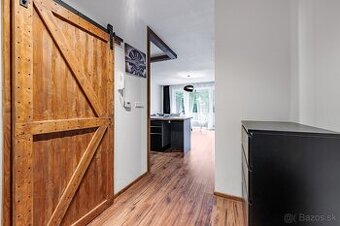 MODERNÝ DIZAJNOVO RIEŠENÝ 1i BYT S VEĽKOU LOGGIOU