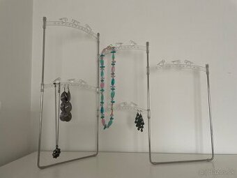 Stojan na bizuteriu vratane bizuterie