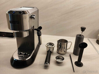 Pákový kávovar DeLonghi Dedica 685.M