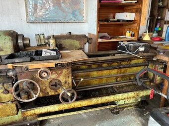 Hrotový sústruh TOS Kuřim SU 50/1000 (1957)