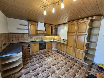 Krásna kuchynská  linka - 8,5 metrů,  so spotrebičmi