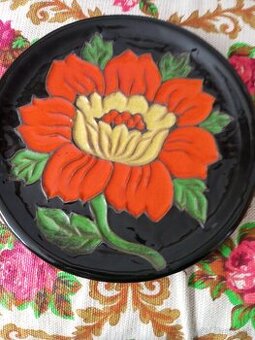 Okarasny kameninovy tanier.